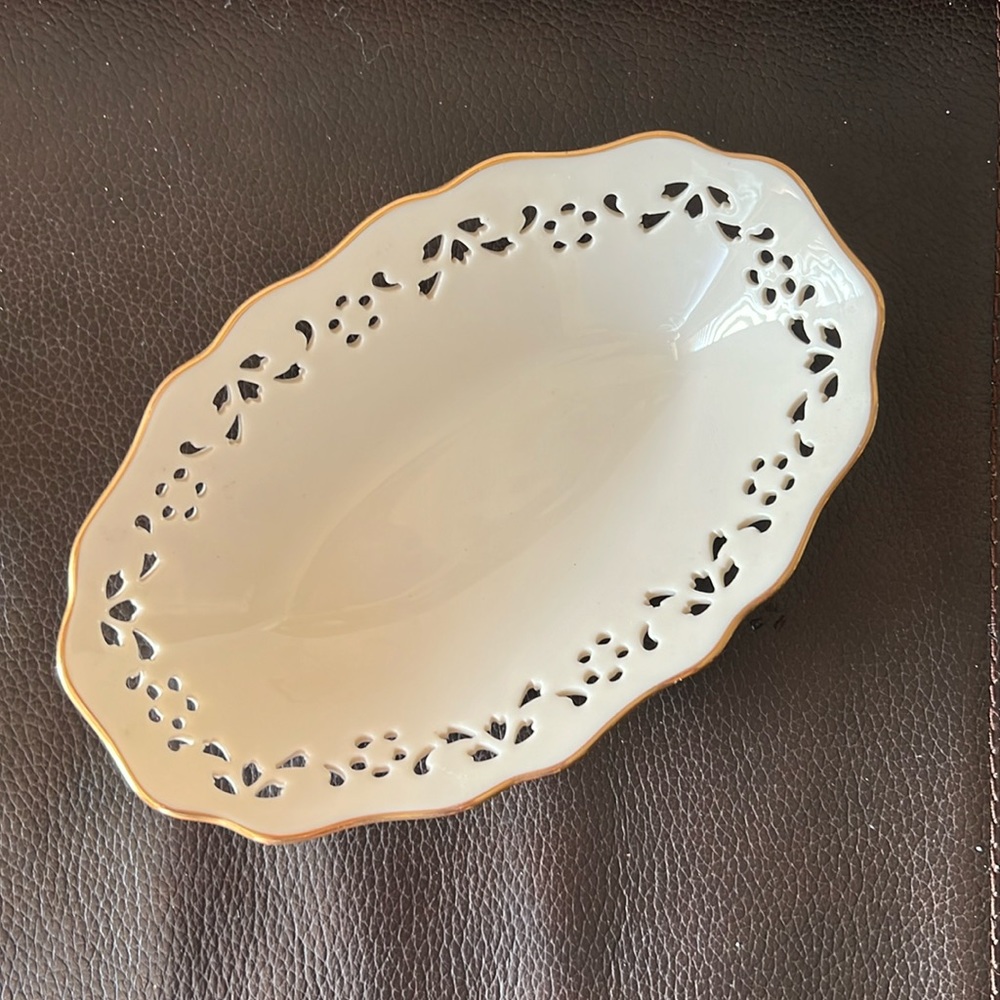 Lenox Candy Dish Features Lattice Design Trim & Gold Accented Border